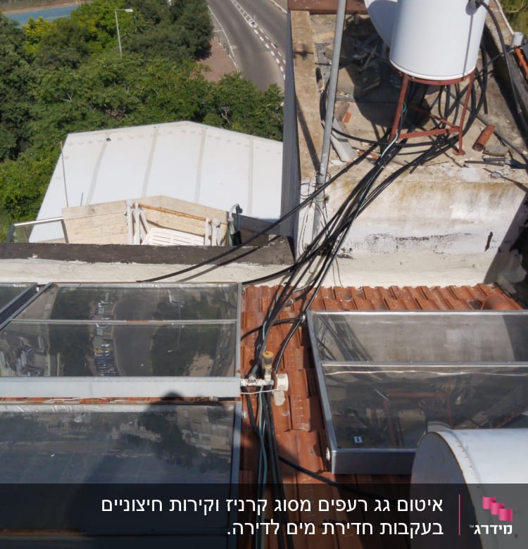 פאנלים סולאריים על גג עם חיבורים ואיטום